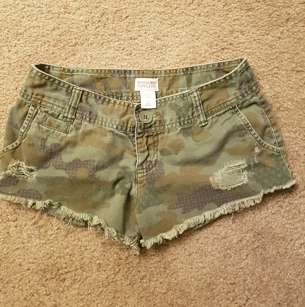 SUPER CUTE Camo shorts